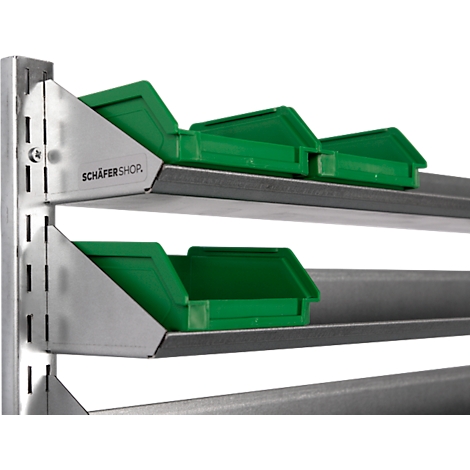 Metalen rek met groene containers. 'SCHÄFERSHOP' staat op de beugels.