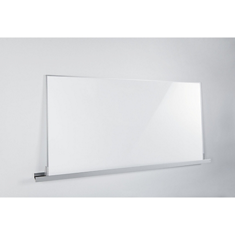 Ein weißes Glas-Paneel, das an einer weißen Wand befestigt ist. Unter dem Paneel ist ein schmaler, grauer Halter angebracht.