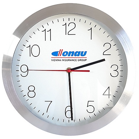 Wanduhr mit silbernem Rahmen. Das Ziffernblatt zeigt Zahlen, Logos und Zeiger.