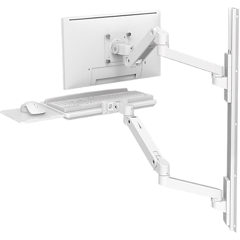 Witte muurbeugel met monitor, toetsenbord, muis. De monitor en het toetsenbord zijn bevestigd aan verstelbare armen.