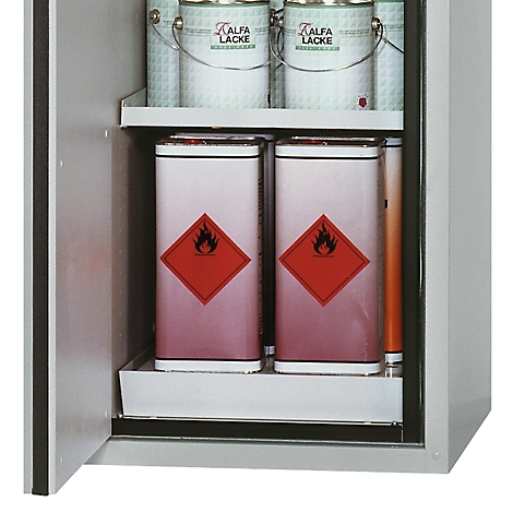 Ein offener Schrank mit Farbdosen und Behältern, rot gekennzeichnet.