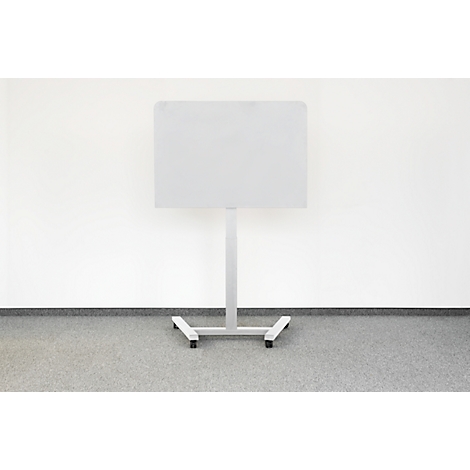 Whiteboard op een metalen standaard voor een witte muur. Grijze vloer.