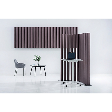 Kantoor met geluiddichte muren, een laptop, stoel en tafel. De muren hebben verticale groeven en zijn in een donkere pruimkleur.