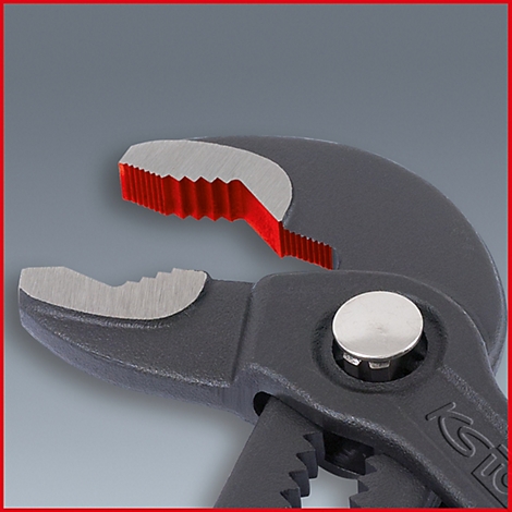 Detailaufnahme einer Rohrzange. Die Zähne sind rot und silberfarben, der Rest der Zange ist dunkelgrau.