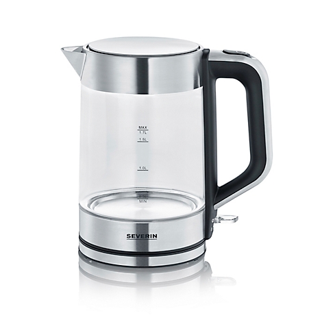 Een elegante glazen waterkoker met metalen accenten staat tegen een witte achtergrond. De handgreep is zwart.