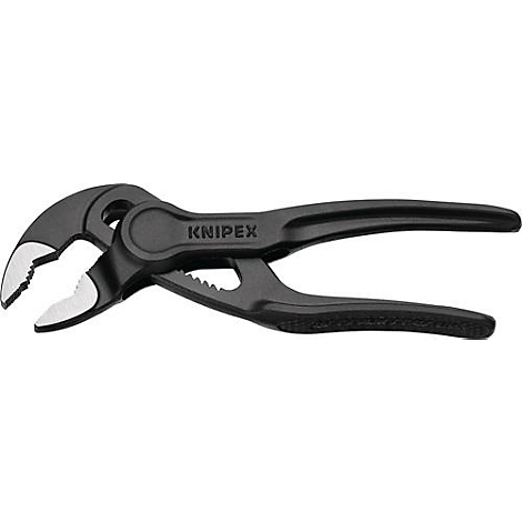 Zwarte Knipex tang. De bekken zijn zilver, de handgreep is rubberachtig. "KNIPEX" staat op de tang.