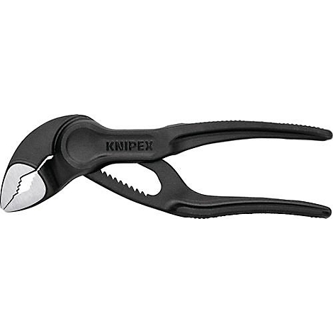 Zwarte Knipex pijptang. De tang heeft een getand grijpoppervlak en belettering.