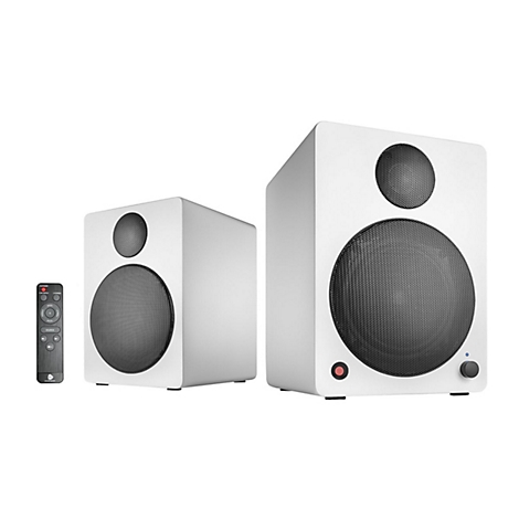 Zwei weiÃŸe Lautsprecher und eine Fernbedienung vor weiÃŸem Hintergrund. Der grÃ¶ÃŸere Lautsprecher hat einen LautstÃ¤rkeregler und eine Kontrollleuchte.