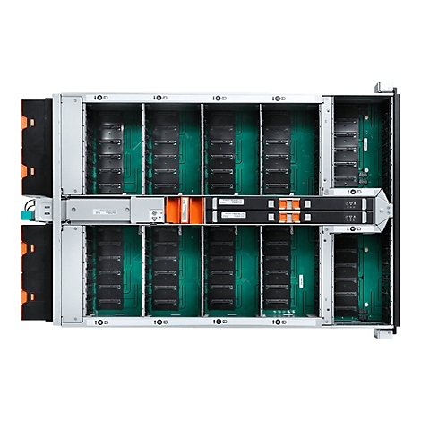 Draufsicht auf einen Server-Rack mit grünen Leiterplatten, schwarzen Laufwerken und orangefarbenen Akzenten.