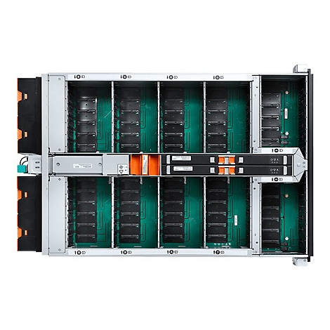 Draufsicht auf einen Server-Rack mit geöffneten Schächten. Schwarze und orangefarbene Elemente, grüne Platinen.