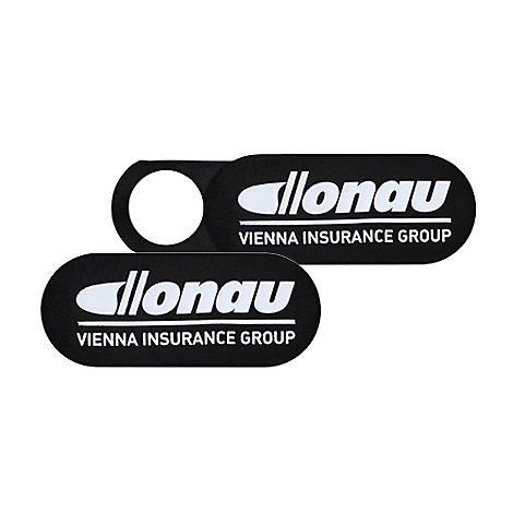 Zwei schwarze Webcamblenden mit weißem Logo und Schriftzug 'llonau, Vienna Insurance Group'. Eine Blende ist geöffnet.