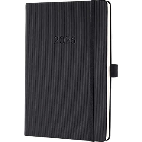 Zwart notitieboek met het jaar 2026 in reliëf, elastiek en een penlus.