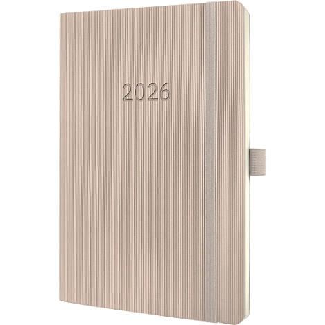 Beige notitieboek, verticale groeven, elastiek. Op de voorkant staat "2026" in reliëf.