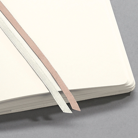 Open notitieboek met twee gekleurde bladwijzers.