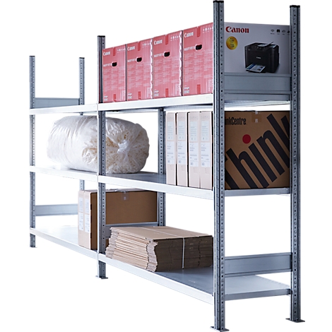 Ein silbernes Regalsystem, gefüllt mit Kartons, Aktenordnern und Waren. Auf der obersten Ebene stehen rote Kartons und eine Canon-Verpackung.