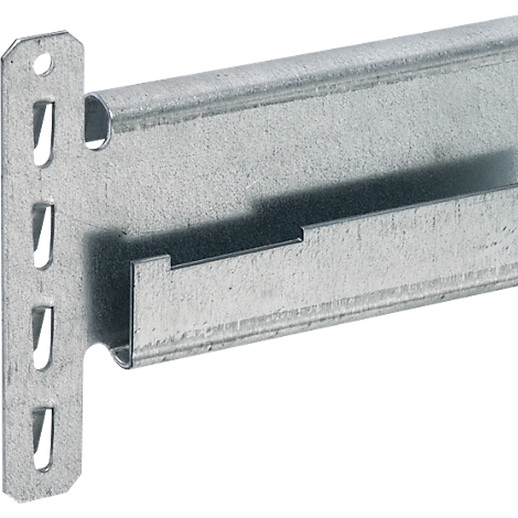 Metallwinkel mit Löchern und Aussparungen.