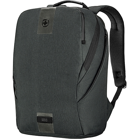 Dunkelgrauer Rucksack. Oben Logo mit Kreuz, unten Aufschrift '1893'. Schwarze Reißverschlüsse und Trageriemen.