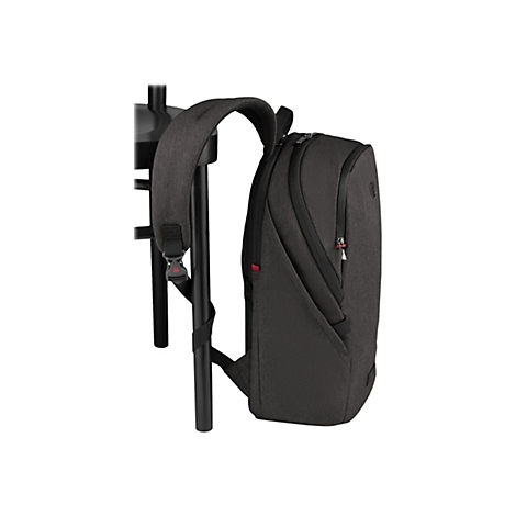 Dunkelgrauer Rucksack, an einem schwarzen Stuhl befestigt, Nahaufnahme.