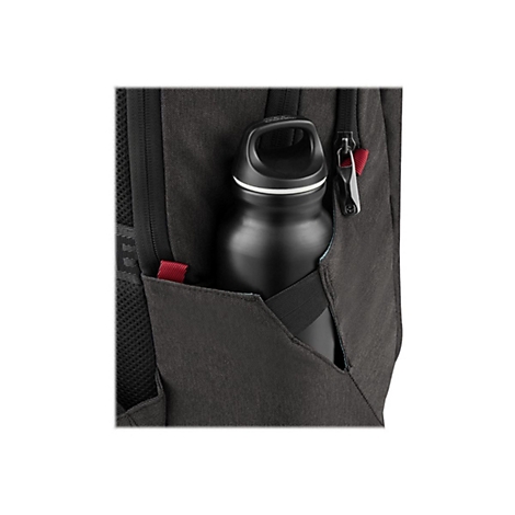 Schwarze Trinkflasche in Seitentasche eines grauen Rucksacks. Roter Reißverschluss.