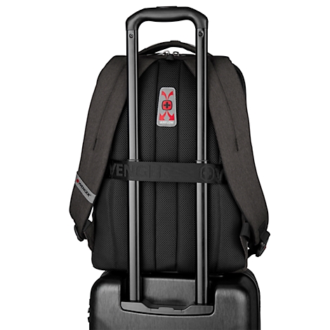 Un sac à dos noir vu de dos, attaché à un chariot. Le logo WENGER est visible sur une sangle et sur le côté.