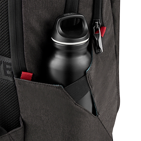 Bouteille d'eau noire dans la poche latérale d'un sac à dos. Accent rouge sur la fermeture éclair et la poche.