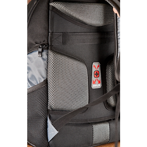 Gros plan du dos d'un sac à dos noir, avec éléments de ventilation et logo. Inserts en mesh gris, sangles noires.