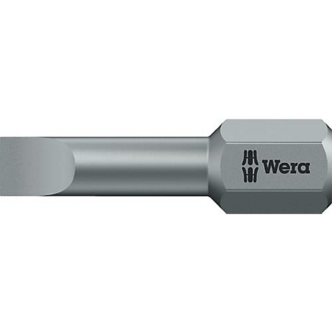 Een zilveren schroevendraaierbit van Wera. De bit heeft een platte punt en een zeskantige schacht.