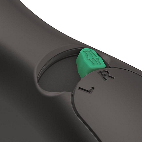 Close-up van een zwart apparaat met een groene knop met de letters L en R.