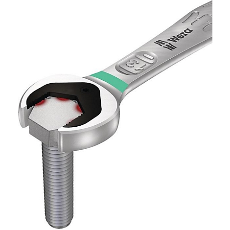 Gros plan d'une clé serrant un boulon. La clé est argentée, avec une bande verte et le logo Wera.