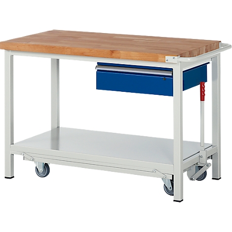 Mobiele werkbank met houten blad, blauwe lade en wielen tegen een witte achtergrond.