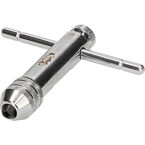 Metall-Gewindeschneider mit Griffen. Das Werkzeug liegt diagonal, mit Blick auf das Bohrfutter.