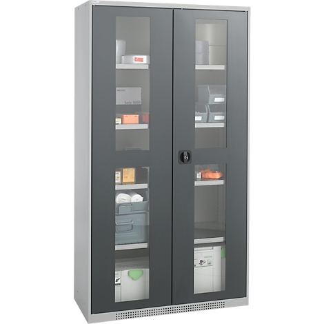 Grauer Metallschrank mit zwei Flügeltüren aus Glas, gefüllt mit Werkzeugkisten und Lagerboxen.