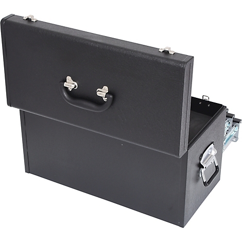 Schwarzer Aktenkoffer, leicht geöffnet. Obere Hälfte angehoben, Griff und silberfarbene Verschlüsse.