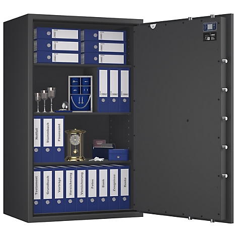 Geöffnete schwarze Tresortür mit Aktenordnern, Schmuck und Uhr. Beschriftungen: Testament, Grundbuch, Vorträge, Versicherung, etc.