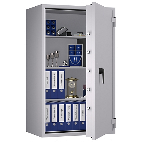 Offener Tresor mit verschiedenen Gegenständen wie Ordnern und einer Uhr, die auf den Regalen stehen.