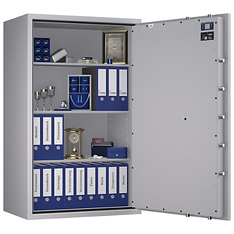 Ein offener, grauer Tresor. Darin Ordner, Schmuck, Pokale und eine Uhr. Die Tür des Tresors ist geöffnet.