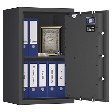 Grauer Tresor, offen, mit Aktenordnern und einem gerahmten Dokument. Auf dem Regal liegen eine Uhr und Geldscheine.