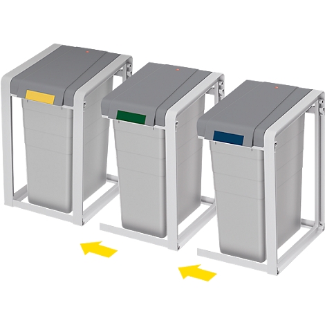 Drei Mülltonnen mit Deckeln in Grau, Gelb, Grün und Blau in Gestellen mit Pfeilen.