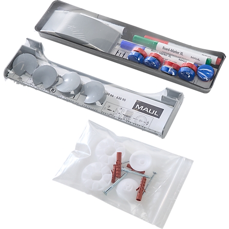 Bürozubehör-Set von Maul mit Ablage, Board-Markern, Magneten und Montagematerial vor weißem Hintergrund.