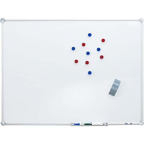 Een wit whiteboard met rode en blauwe magneten, een wisser en stiften aan de onderkant.