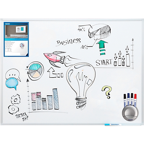 Wit whiteboard met getekende diagrammen, grafieken, raket, gloeilamp en stiften. Klein document in de linkerbovenhoek.