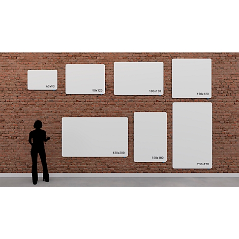 Eine Person steht vor einer Backsteinwand. Auf der Wand sind verschiedene weisse Tafeln in verschiedenen Grössen angebracht.