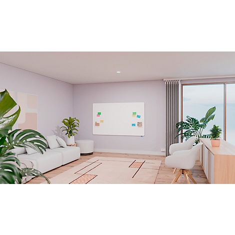Wohnzimmer mit Sofa, Tafel mit Notizen, Pflanzen, hellem Teppich, Stühlen, Kommode und grossem Fenster.