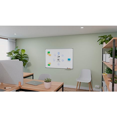Kantoor met bureau, stoel, whiteboard en planten.