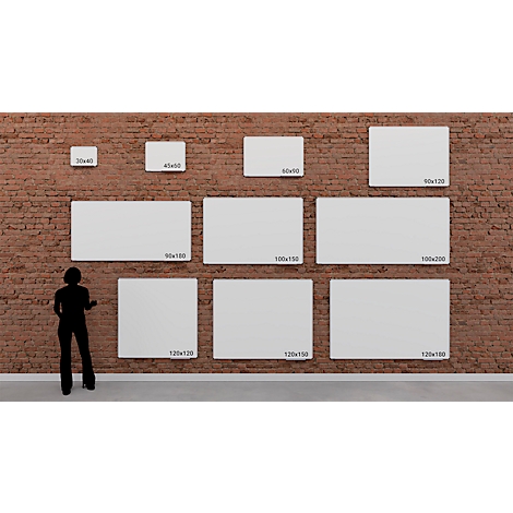 Een vrouw staat voor een bakstenen muur waarop diverse witte foto's van verschillende formaten zijn bevestigd.