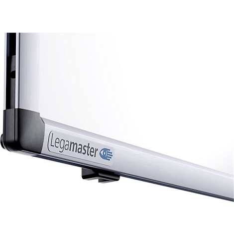 Detailopname van een wit whiteboard met de tekst "Legamaster" en een blauw logo.
