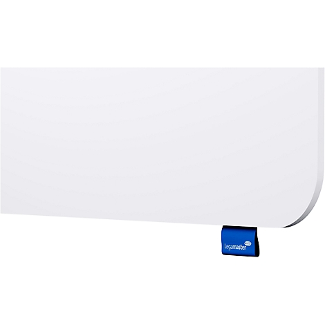 Close-up van een wit object met een afgeronde hoek, daaronder een blauw label met het 'Legamaster' logo.