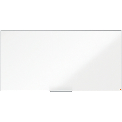 Tableau blanc avec cadre argenté et porte-stylos. Reflets sur la surface.