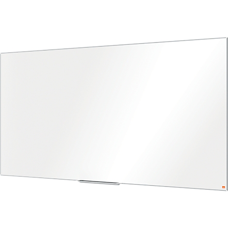 Tableau blanc rectangulaire avec cadre argenté et porte-stylo. Il y a un petit logo orange dans le coin inférieur droit.
