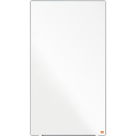 Grand tableau blanc rectangulaire avec un cadre argenté. Un autocollant orange dans le coin inférieur droit.
